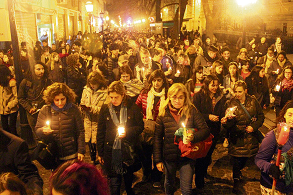 “La educación del pueblo no se vende, se defiende”, fue uno de los clásicos cantitos que se escucharon. (Fuente: Leandro Teysseire)