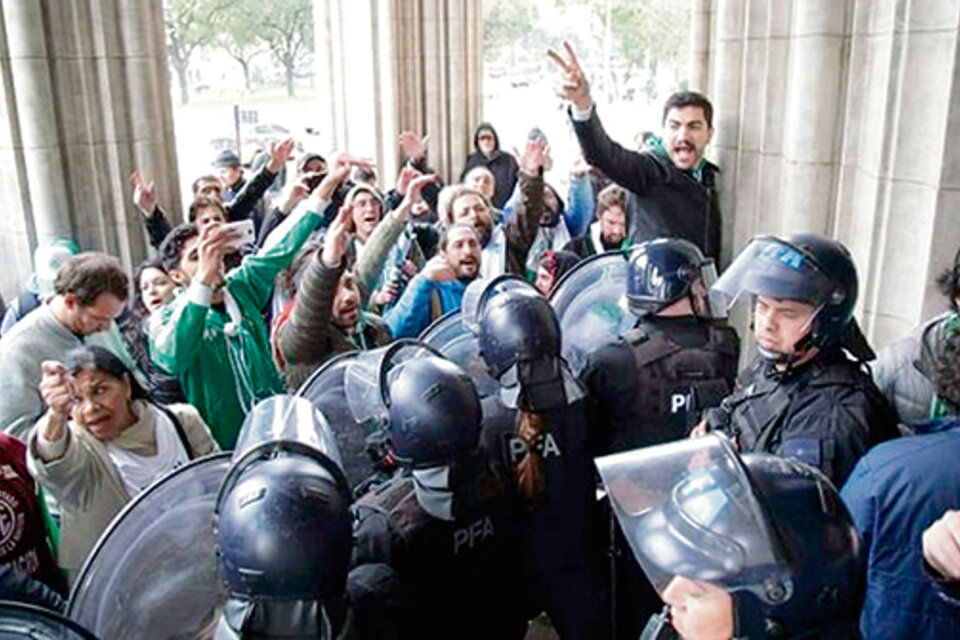 Los policías y trabajadores forcejearon en la entrada del Ministerio de Agroindustria.