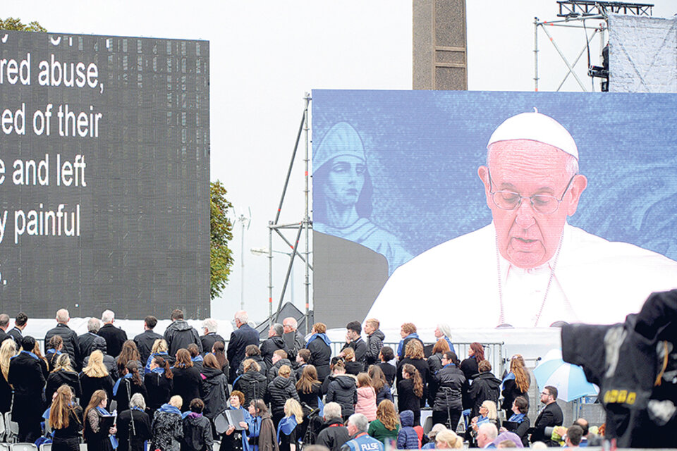 “Ninguno de nosotros puede dejar de conmoverse por las historias de menores que han sufrido abusos”, dijo el Papa. (Fuente: EFE)