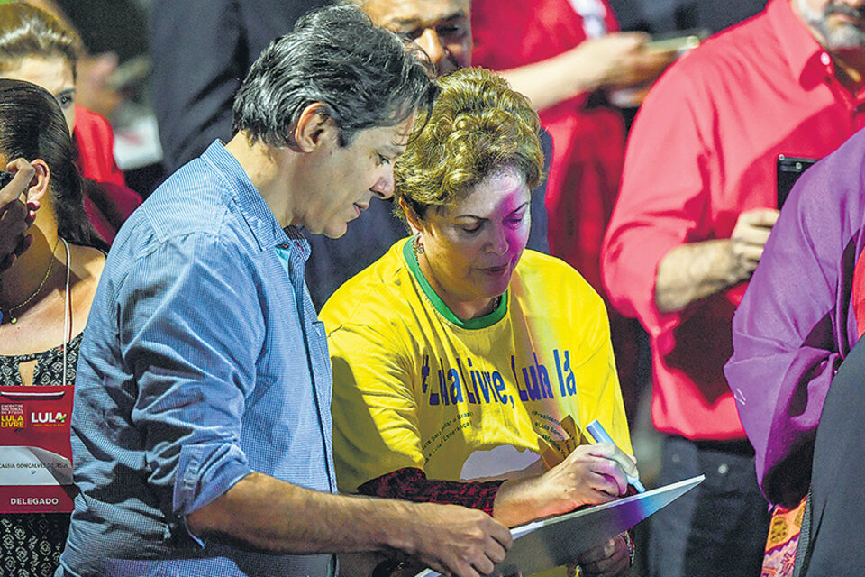 Haddad y Rousseff en el acto del sábado, en el que se anunció formalmente la candidatura de Lula. (Fuente: EFE)