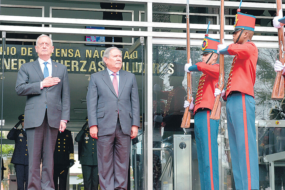 James Mattis (izq.) fue recibido con honores por el ministro de Defensa colombiano, Guillermo Botero.