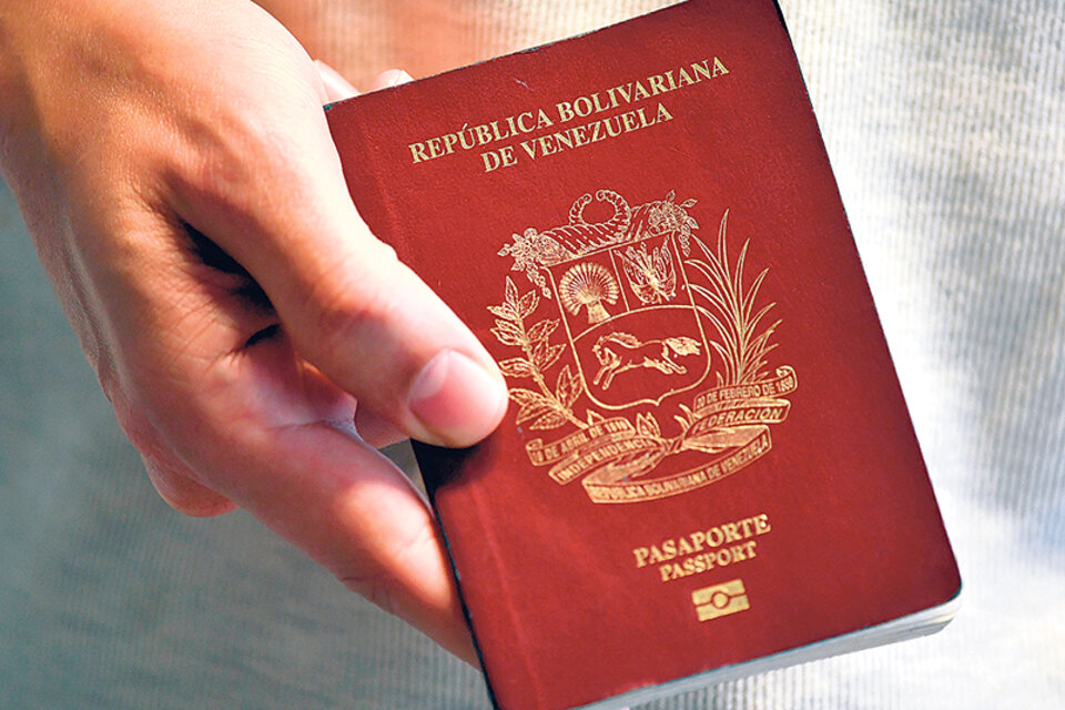 Los venezolanos que ingresan a Ecuador deben presentar pasaporte; antes bastaba con el documento. (Fuente: AFP)