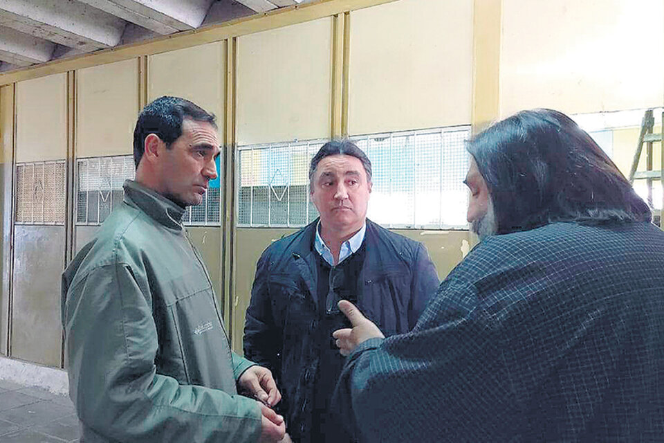 Roberto Baradel (Suteba) y Patricio Villegas (Suteba-La Plata) visitaron al docente damnificado. (Fuente: Prensa Suteba)