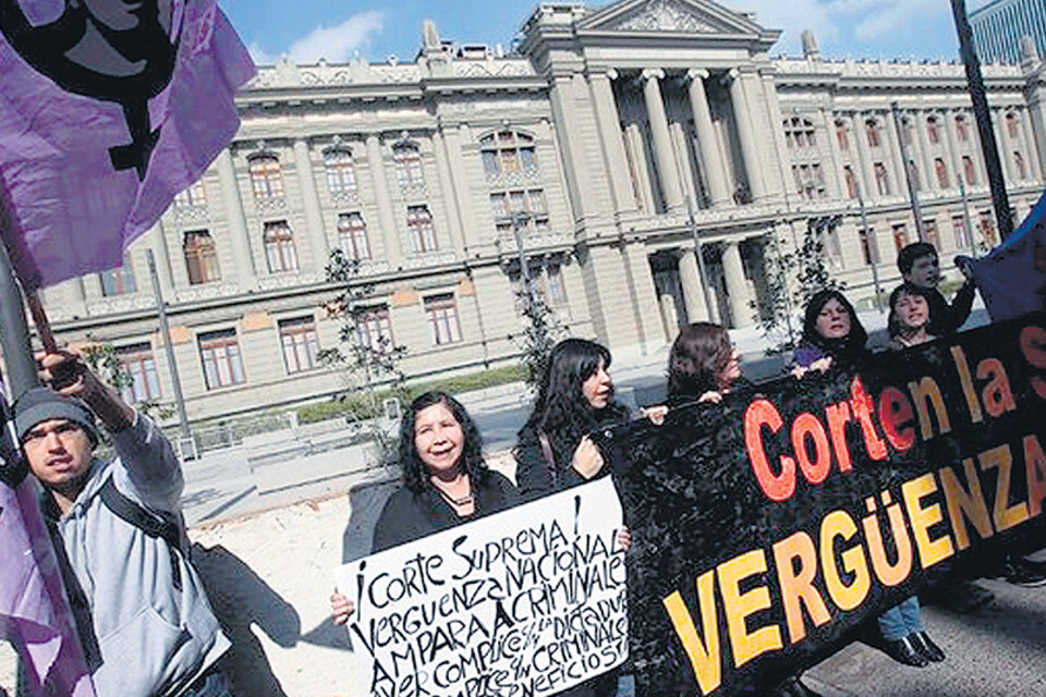 Protesta de activistas frente a la Corte Suprema chilena.
