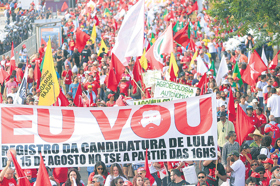 Miles de simpatizantes del PT apoyaron la inscripción de la fórmula Lula-Haddad. (Fuente: EFE)
