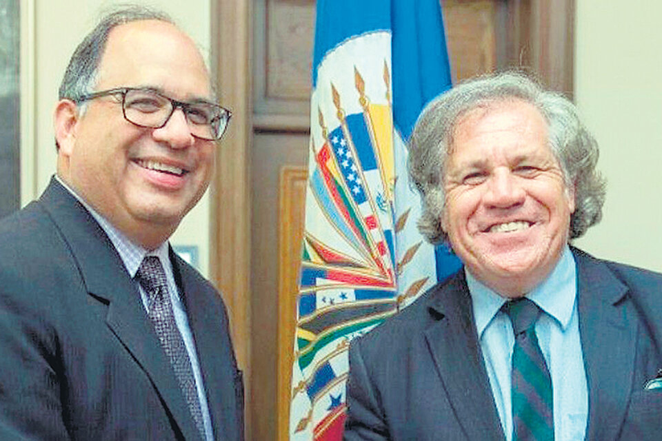 Juan Cruz junto a Luis Almagro, secretario general de la OEA.