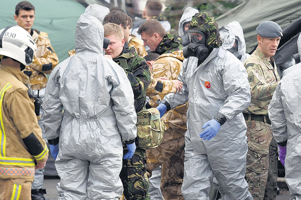Militares británicos en trajes especiales inspeccionan el auto de Skripal después del ataque químico.