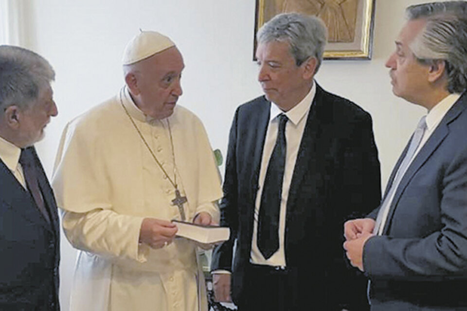 El Papa recibió en el Vaticano a Celso Amorim (izq.), Carlos Ominami y Alberto Fernández.