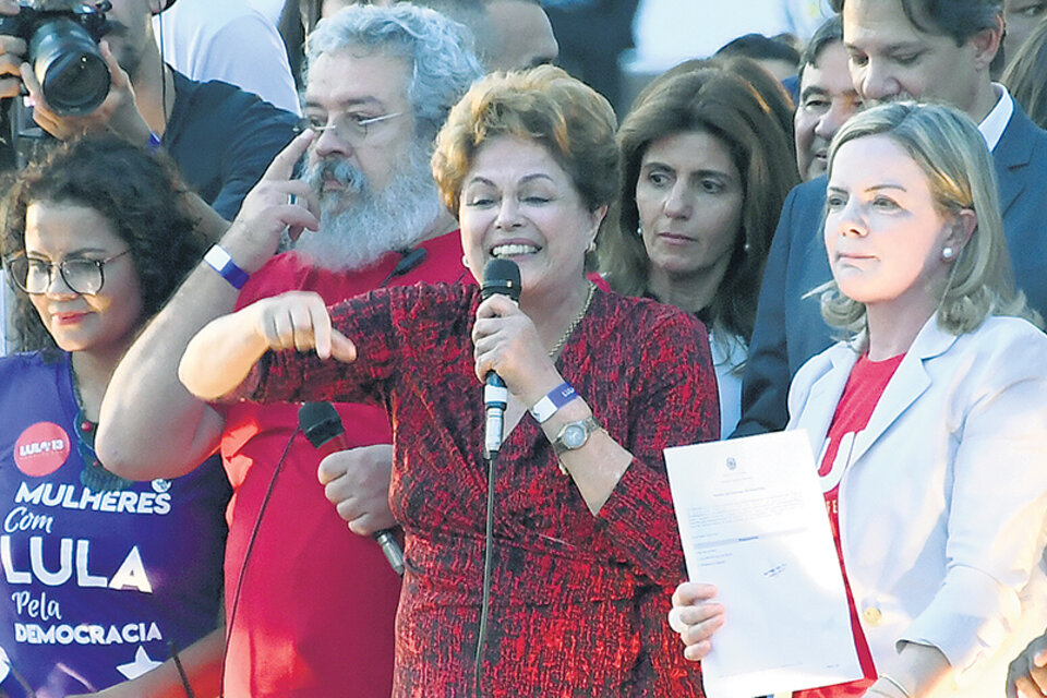 Discurso de Dilma mientras Gleisi sostiene la inscripción de Lula, ayer en Brasilia. (Fuente: AFP)