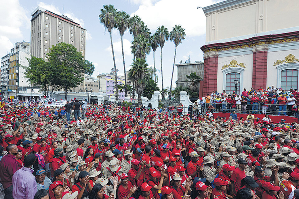 Miles de personas asistieron a la marcha hacia Miraflores convocada por el gobernante PSUV.