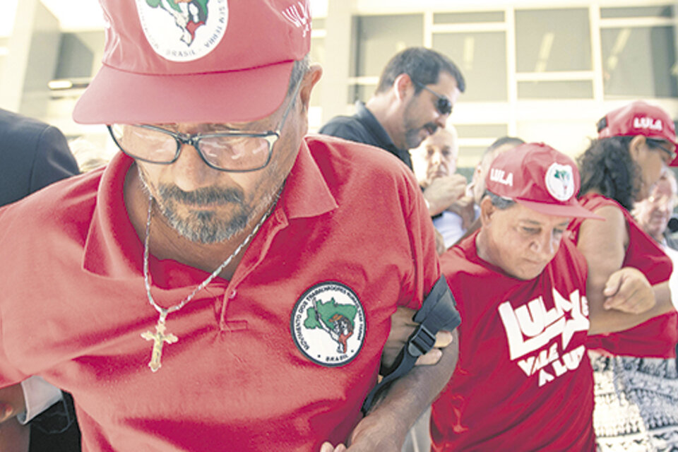 Los militantes anuncian el inicio de la huelga de hambre en protesta por el encarcelamiento de Lula.