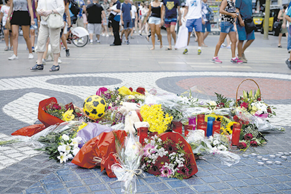 Tributo a las víctimas en el lugar del atropello a un año del atentado en Barcelona. (Fuente: AFP)