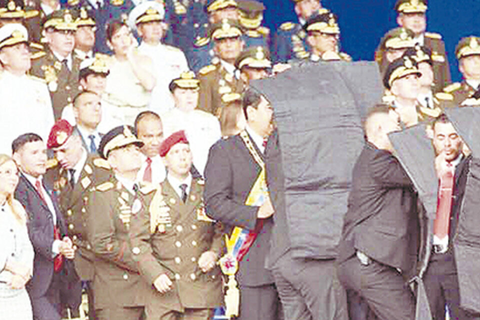 Con mantas especiales de protección, Seguridad saca a Maduro del palco.