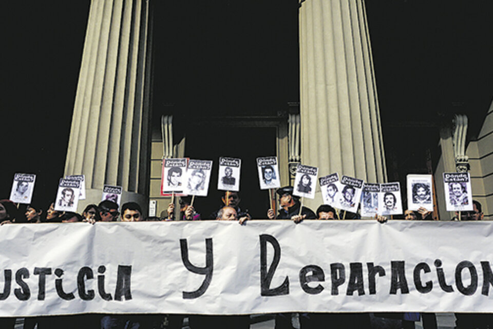 Activistas y familiares con carteles de desaparecidos protestaban ayer en la Corte Suprema.