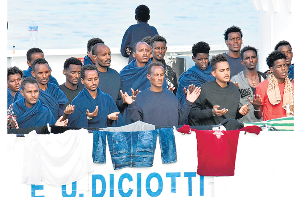 Imagen del barco “Diciotti”, donde decenas de migrantes esperan bajar a tierra.