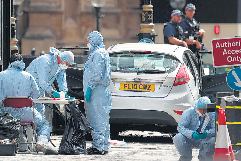 Un equipo de expertos forenses trabaja en la escena del incidente en Londres.
