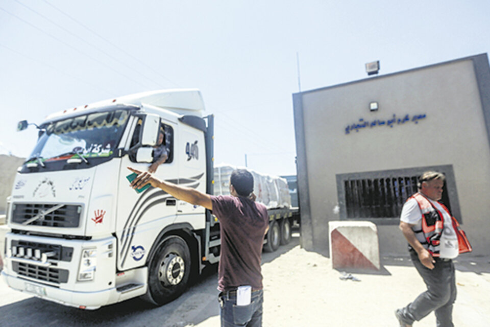 Camiones con mercancía llegan al cruce comercial de Kerem, Shalom en la Franja de Gaza.