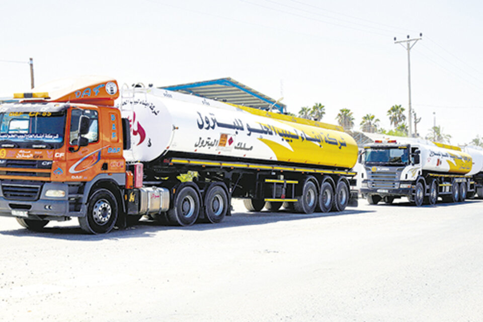 Camiones cisterna hacían fila ayer en el cruce de Kerem Shalom, reabierto esta semana. (Fuente: EFE)