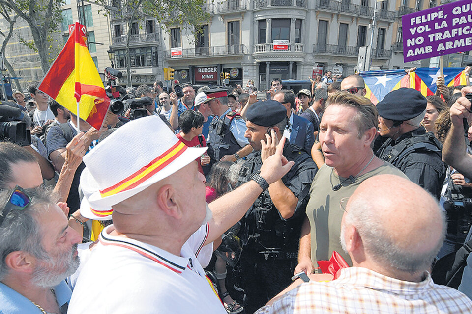 Monárquicos discuten con independentistas en las calles de Barcelona durante el aniversario del atentado. (Fuente: AFP)