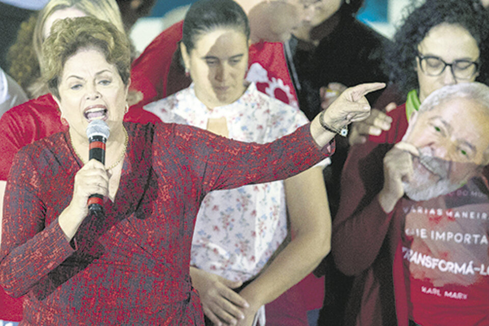 Habla Dilma, una de las principales oradoras en la convención del PT que proclamó la candidatura de Lula.