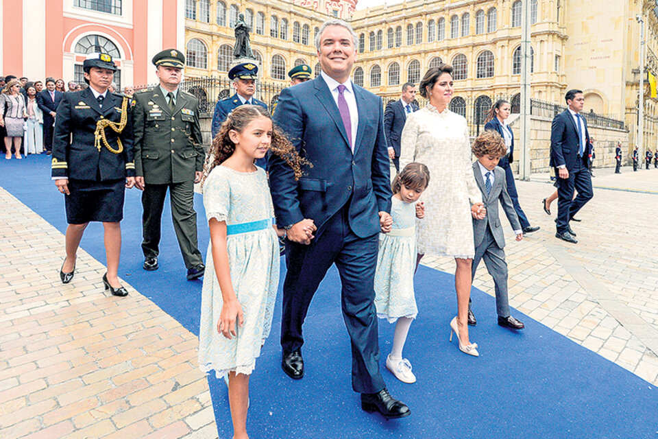 El nuevo presidente de Colombia, Iván Duque, acompañado de la primera dama, María Juliana Ruiz, y de sus hijos, Luciana, Eloísa y Matías.
