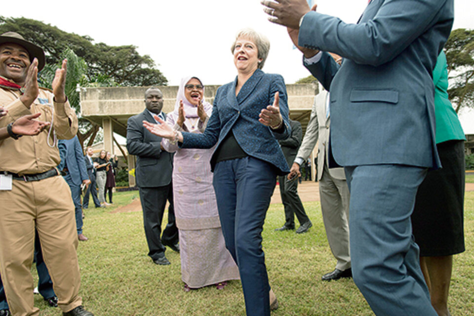 Theresa May baila frente al edificio de Naciones Unidas en Nairobi durante su gira por Africa. (Fuente: AFP)