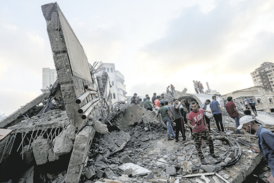 Un edificio destruido ayer por el bombardeo israelí en Ciudad de Gaza. (Fuente: AFP)
