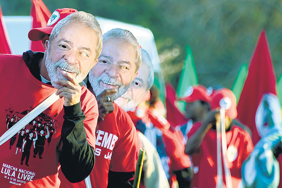 Máscaras de Lula en la marcha del MST anoche cerca de Brasilia. (Fuente: AFP)