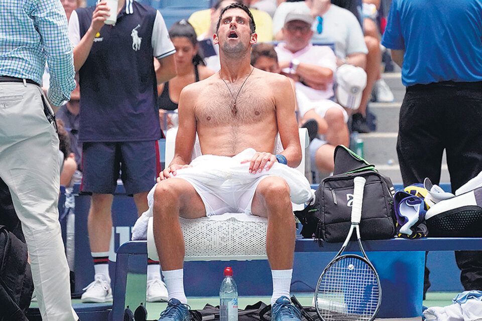 Novak Djokovic con muestras de agobio durante su partido.