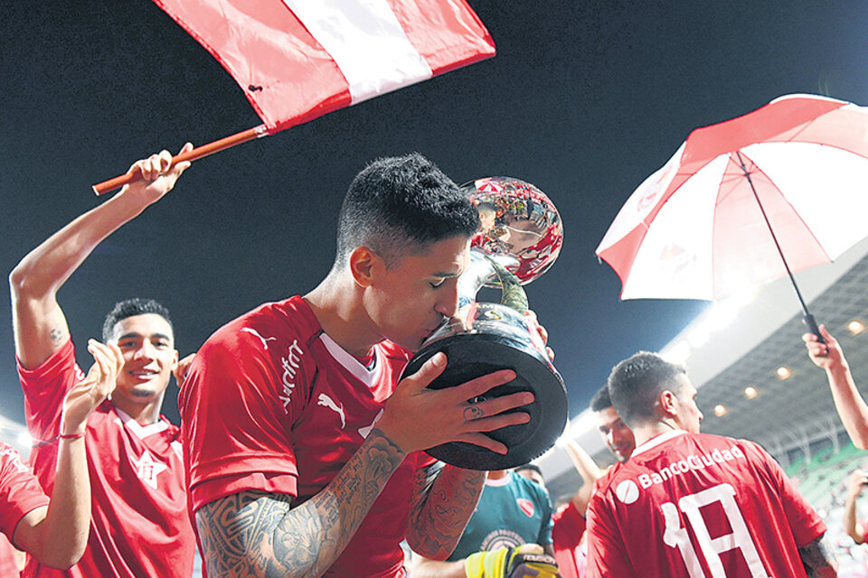 Pablo Hernández besa la Copa conquistada ayer en Japón. (Fuente: AFP)