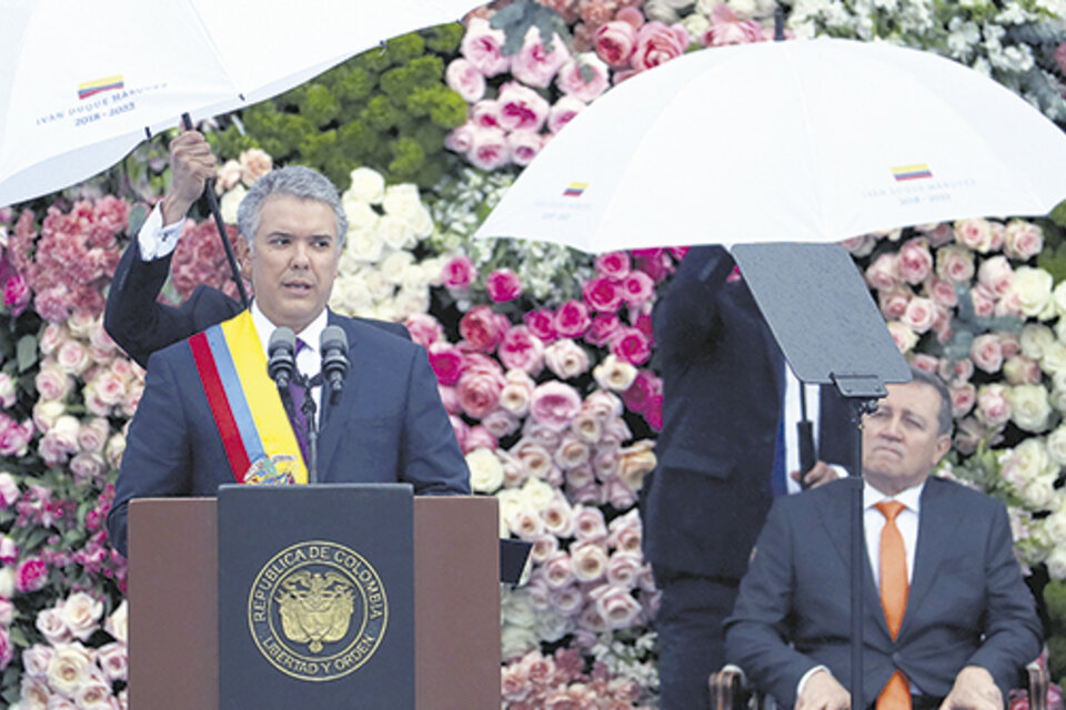 Duque pronunció un discurso bajo la lluvia en un jardín de rosas, en la Plaza Bolívar de Bogotá, tras ser investido. (Fuente: EFE)