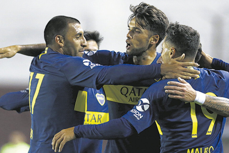 Abila, Pérez, Mas, Pavón y Zárate repiten el rito de abrazarse para festejar el gol de Boca, que no perdonó las debilidades de Alvarado.