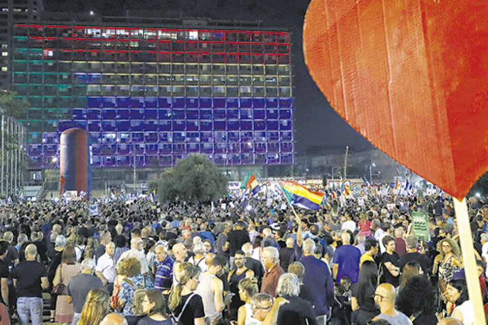 Decenas de miles de personas se manifestaban ayer en Tel Aviv en contra del estado religioso.