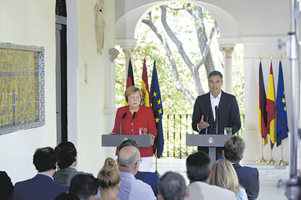 Conferencia de prensa de Merkel y Sánchez en el Palacio de los Guzmanes, Cádiz. (Fuente: AFP)