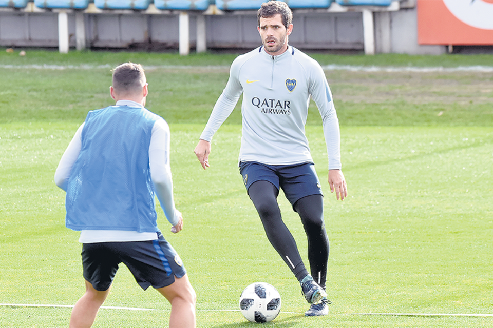 Fernando Gago repetiría la titularidad que recuperó ante Huracán.