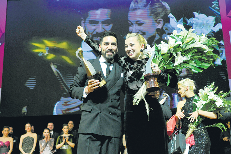 José Luis Salvo y Carla Rossi, representantes de Buenos Aires, al recibir el premio.