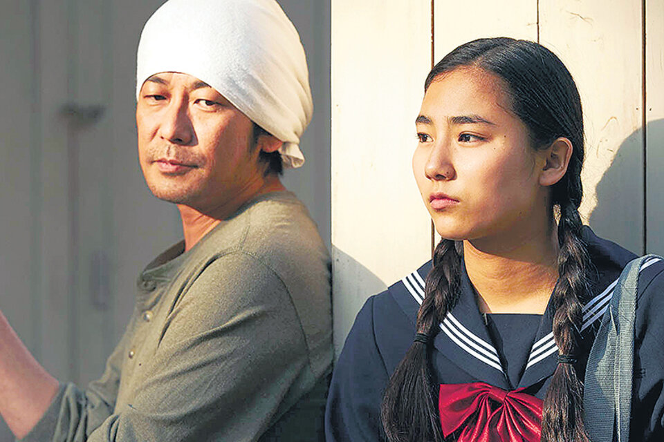 Sentaro (Masatoshi Nagase, visto en el Paterson, de Jim Jarmusch) junto a una adolescente problemática.