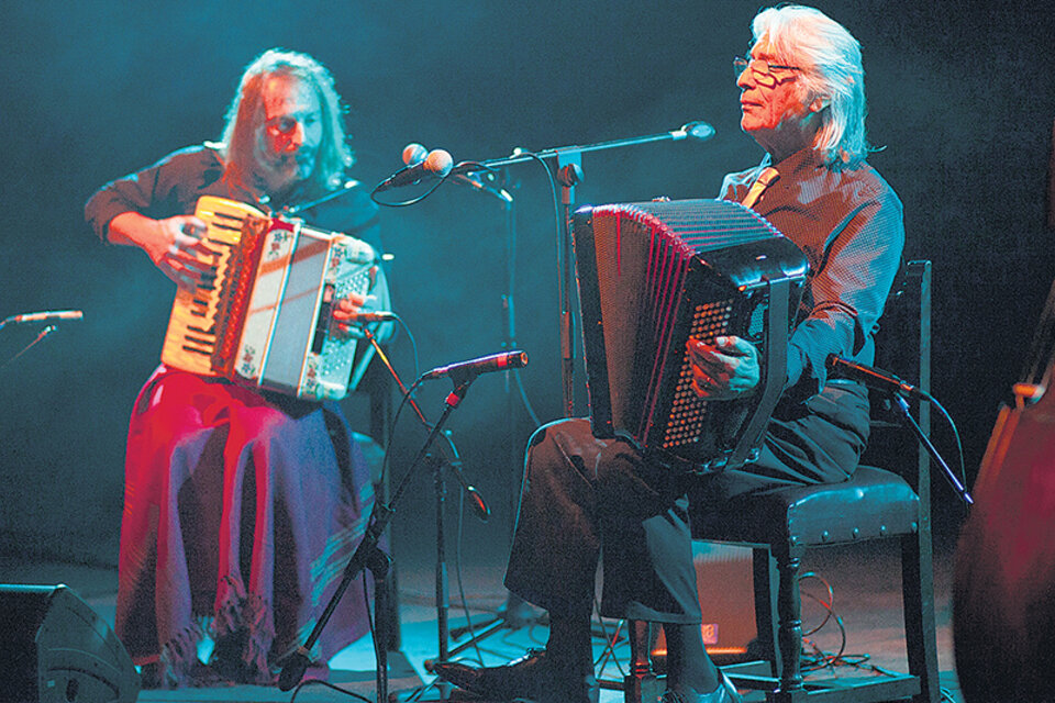 Barboza junto a Chango Spasiuk. A los 80 años, tiene pensado comenzar estudios de orquestación y lectura. (Fuente: Joaquín Salguero)