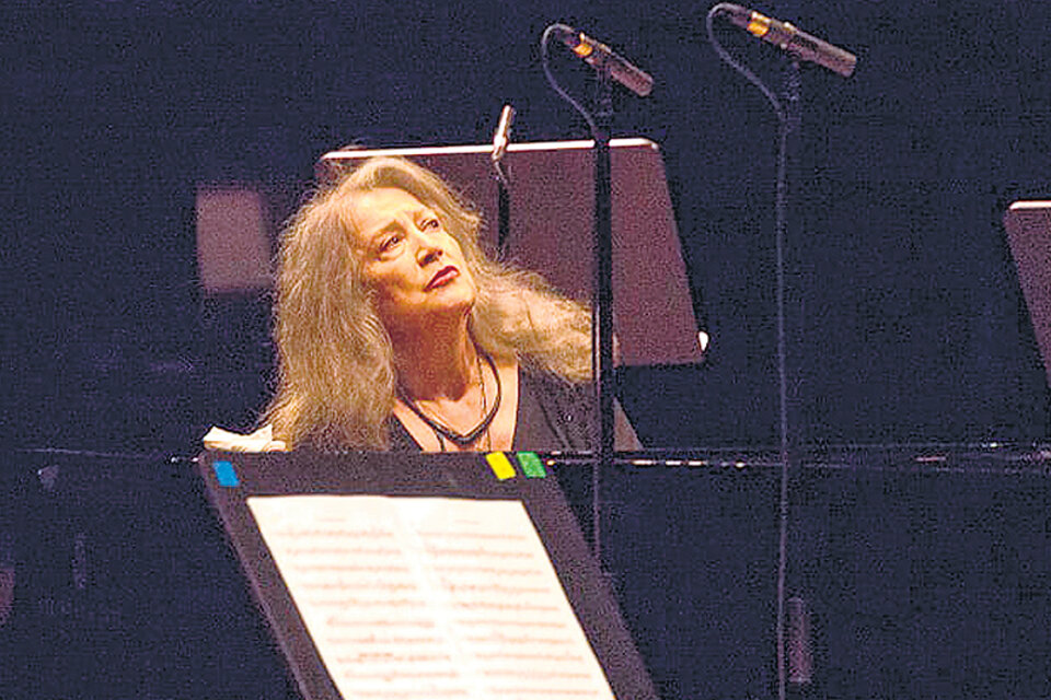 El concierto tuvo su gran destello al comienzo, con Argerich sola ante el piano. (Fuente: Tony Valdez)