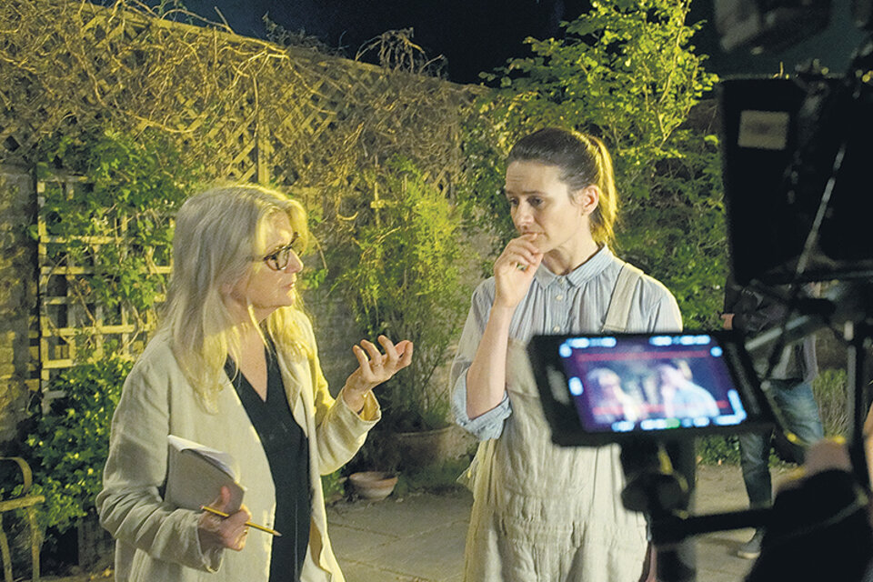 Sally Potter con Emily Mortimer durante el rodaje de The Party.