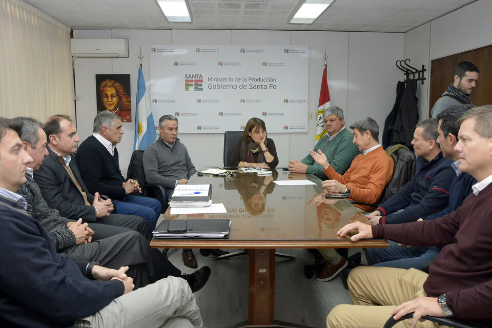 La ministra de Trabajo de Santa Fe, Alicia Ciciliani presidió la reunión con los carroceros (Fuente: Sebastián Joel Vargas)
