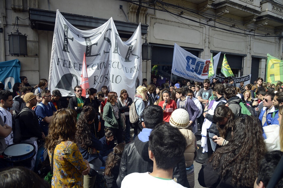 Columnas de Coad, FUR y FeSeR marcharon por la crisis de la universidad pública. (Fuente: Andres Macera)