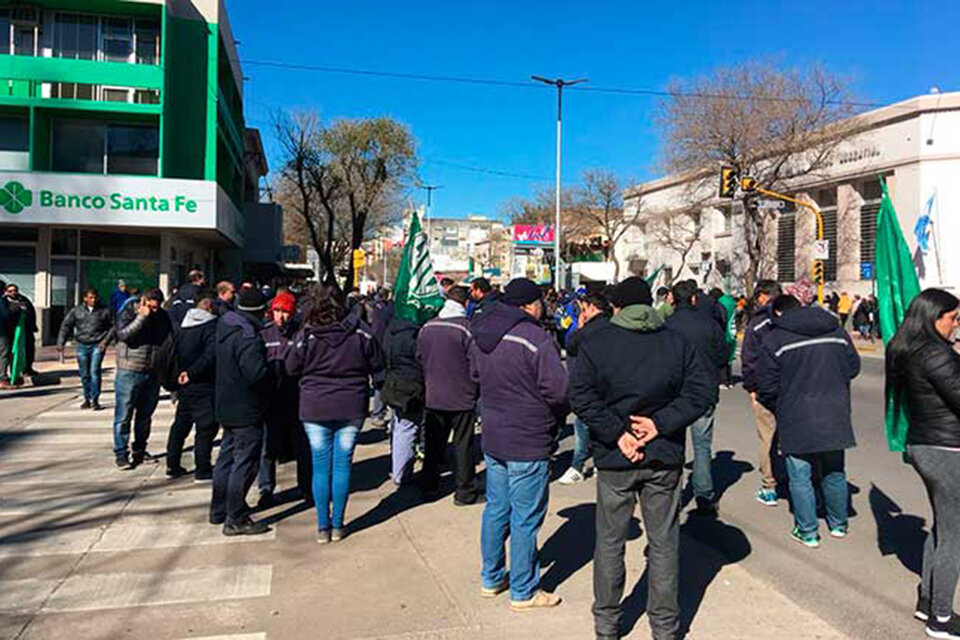 Tras realizar una asamblea, los trabajadores decidieron no ingresar a la planta.