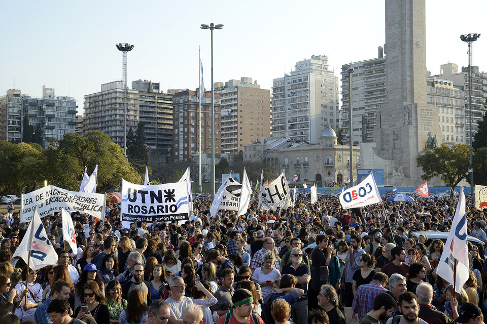 Unas 40 mil personas, según los organizadores, se congregaron en el Monumento. (Fuente: Andres Macera)