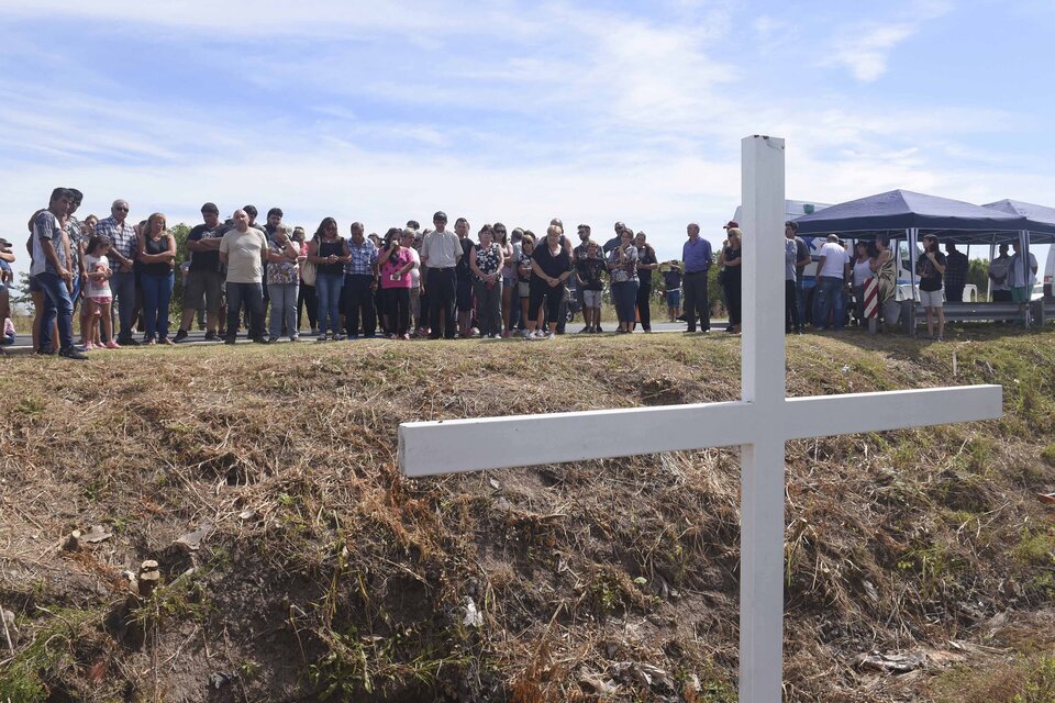 El dolor de los familiares en el primer aniversario. Una cruz en la ruta 33 recuerda las víctimas. (Fuente: Sebastián Granata)