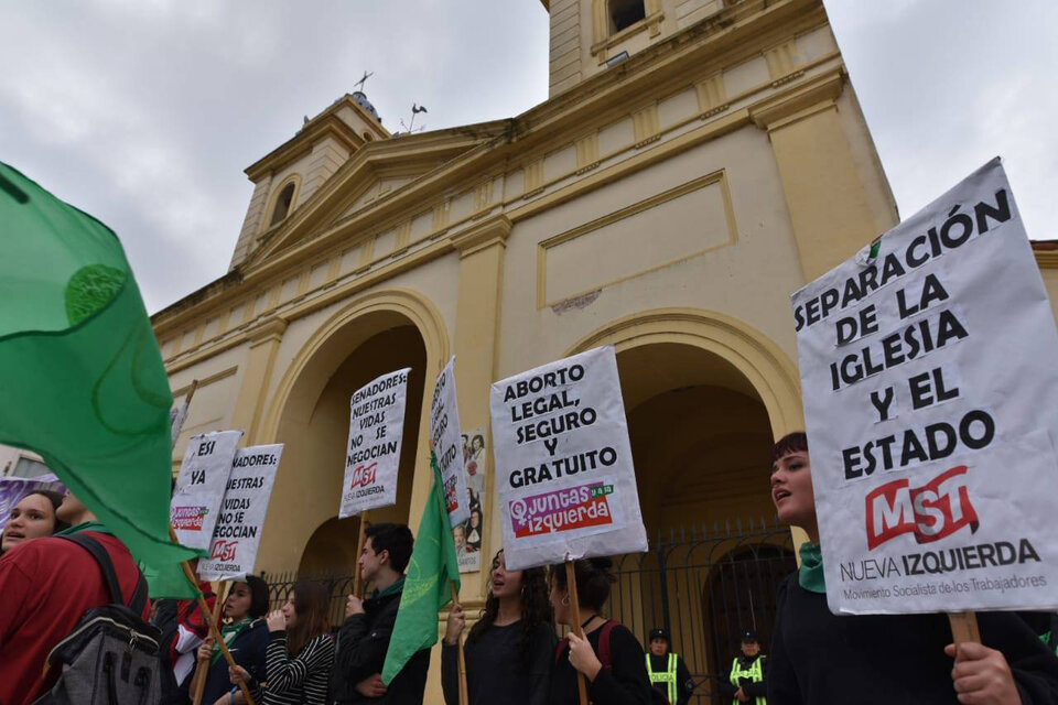 Los manifestantes a favor de la despenalización antes de las agresiones recibidas