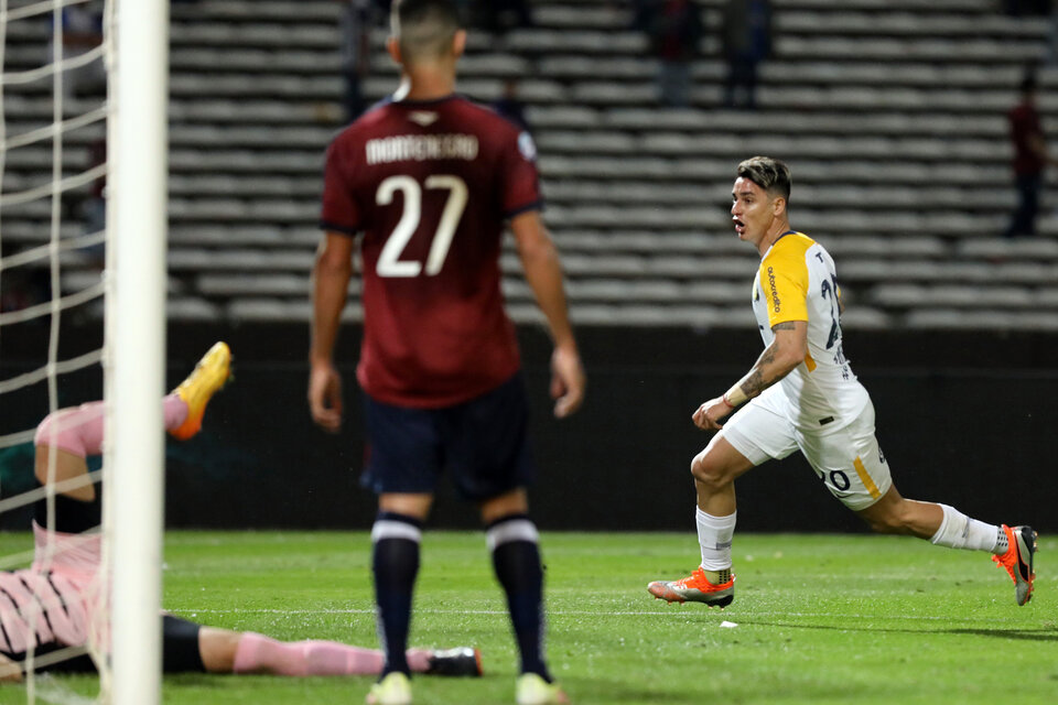 Zampedri festeja su golazo. Se elevó por sobre todos y conectó de cabeza el centro de Gil