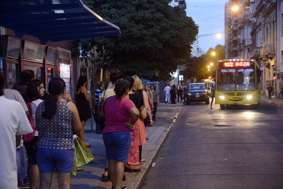 El Observatorio Social del Transporte midió esperas nocturnas de hasta seis horas en algunas líneas.