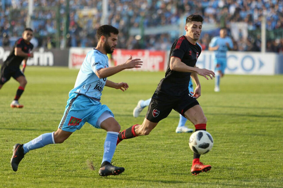 Luis Leal usó su oficio, y en una pared con Figueroa abrió el marcador y el partido. (Fuente: Crédito de foto: Prensa)