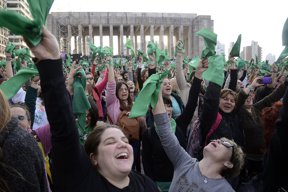 Miles de brazos fueron mástiles para convertir el Monumento en ícono de la lucha de las mujeres. (Fuente: Andres Macera)